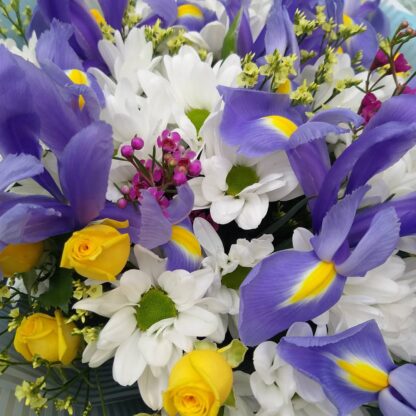 Букет с синими ирисами, желтой кустовой розой и кустовой хризантемой в Куоске