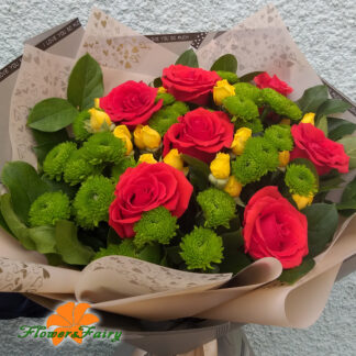 Изящный букет с красной розой, желтой кустовой розой и кустовой хризантемой в Курске