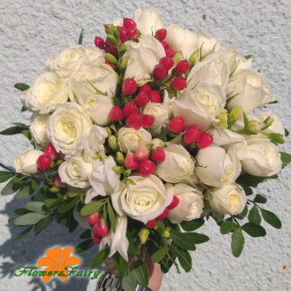 Букет невесты с белой кустовой розой, фрезией и хиперикумом в Курске
