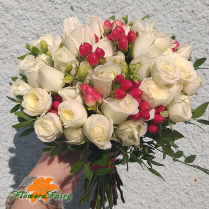 Букет невесты с белой кустовой розой, фрезией и хиперикумом в Курске