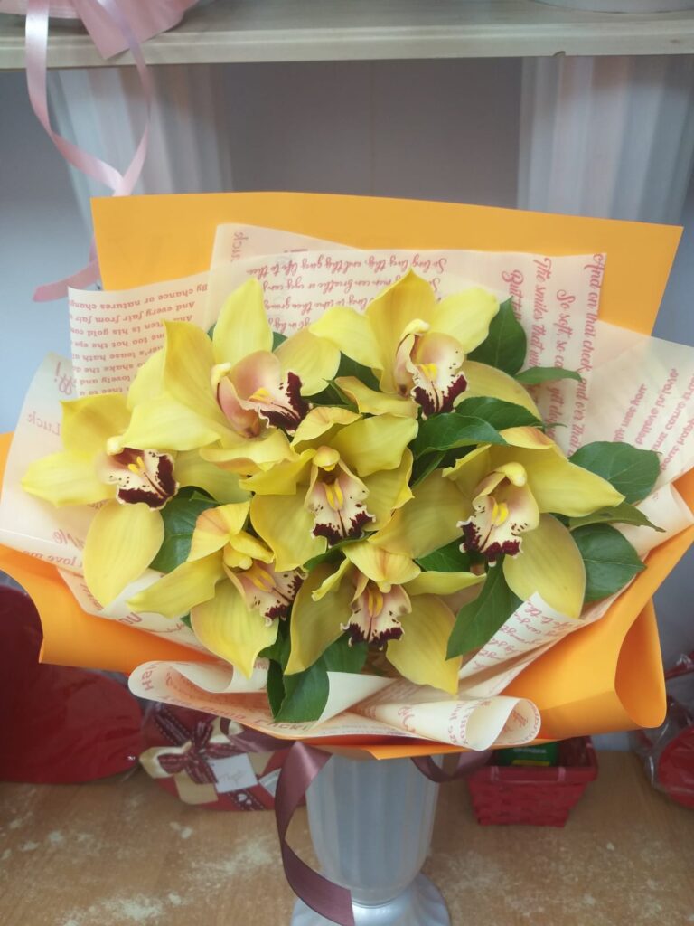 1 700 рГотовый букет из орхидей