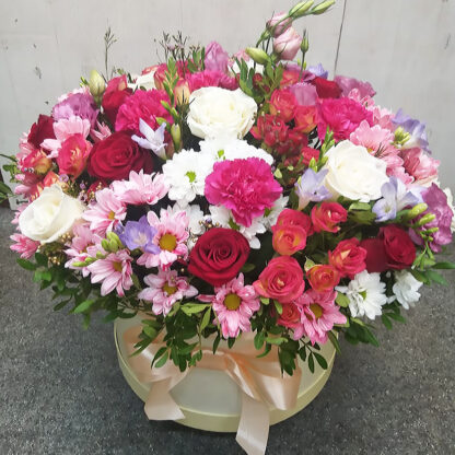 Цветы в коробке с розой, эустомой, хризантемой и фрезией в Курске