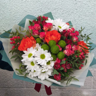 Букет с хризантемой, розой, фисташкой, хиперикумом и альстромерией в Курске