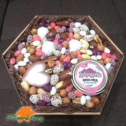 Подарочная насыпная коробка с орехами и мёдом